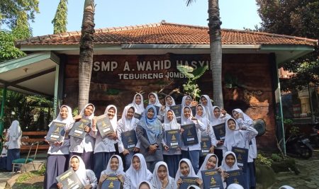 SMP A Wahid Hasyim Tebuireng Gelar Classmeeting Seru, Penerimaan Hadiah Meriah, dan Pembagian Rapor Menjadi Penutup Manis Semester Genap
