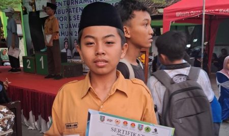 “Pecatur Muda Berprestasi! Siswa SMP A Wahid Hasyim Raih Juara Harapan 1 di Turnamen Catur Jatim”