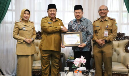 Puncak Prestasi Lingkungan: Bupati Warsubi Serahkan Penghargaan Adiwiyata Mandiri kepada SMP A. Wahid Hasyim Tebuireng